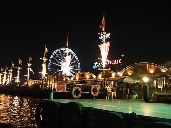 Marché nocturne Asiatique The Riverfront